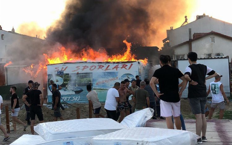 Edirne Erikli sahilindeki yangına kumla, kürekle topyekün müdahale!