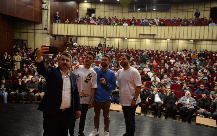 Sosyal medya fenomenleri Bursa Yıldırım’da gençlerle buluştu Sosyal medya fenomenleri Bursa Yıldırım’da gençlerle buluştu