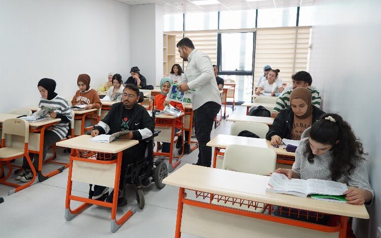 Gençlik Merkezi öğrencilerine kaynak kitap Gençlik Merkezi öğrencilerine kaynak kitap