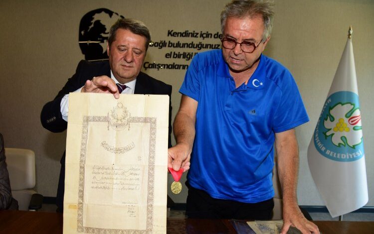 Manisa’da sergilenecek ilk eserler bağışlandı Manisa’da sergilenecek ilk eserler bağışlandı