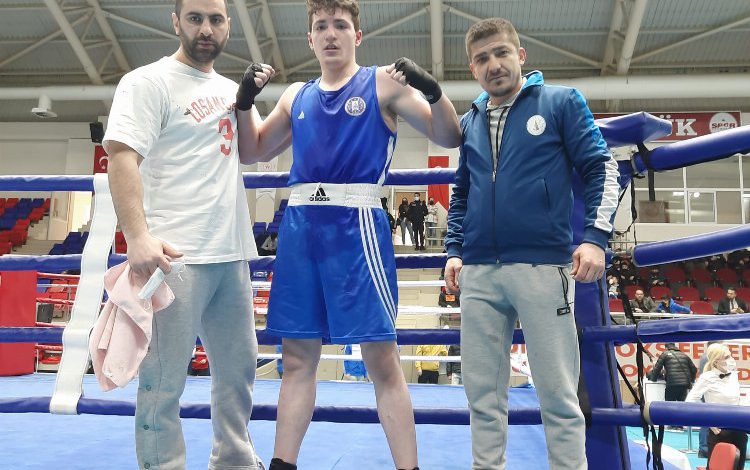 Kütahyalı genç boksörlerden madalya