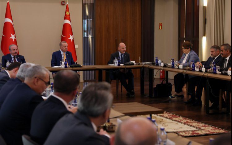 Cumhurbaşkanı Erdoğan, Ahlat’ta bölge valileriyle toplandı