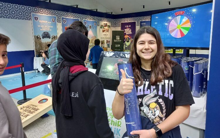 Bursa Kitap Fuarı’nda Gençlik Kulübü’ne yoğun ilgi Bursa Kitap Fuarı’nda Gençlik Kulübü’ne yoğun ilgi