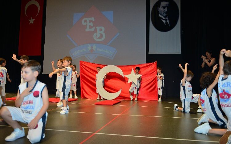 Bursa’da ‘Türkiye Yüzyılı’ konseptli mezuniyet coşkusu