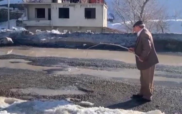 Çağlayancerit’te bozuk yola oltalı gönderme viral oldu