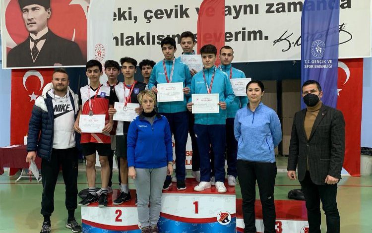 Bursa Osmangazili Badmintoncular yeniden zirvede Bursa Osmangazili Badmintoncular yeniden zirvede