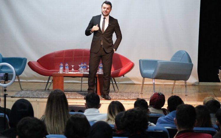 Yusuf Ziya Yüce Bursa’da genç iletişimcilerle buluştu Yusuf Ziya Yüce Bursa’da genç iletişimcilerle buluştu