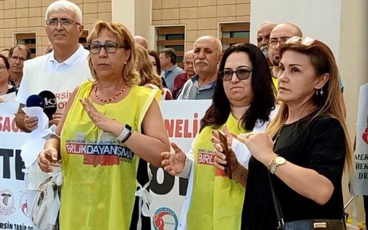 Sağlıkta şiddete işaret diliyle ses verdiler Sağlıkta şiddete işaret diliyle ses verdiler