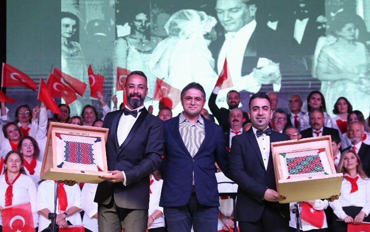 İzmir Aliağa ‘Merhaba Cumhuriyet’ konserinde buluştu İzmir Aliağa ‘Merhaba Cumhuriyet’ konserinde buluştu