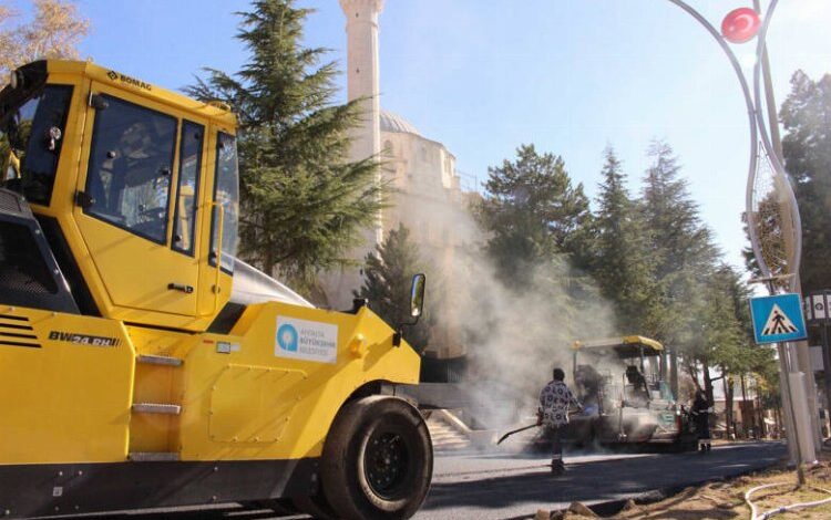 Elmalı Atatürk Caddesi’ne sıcak asfalt