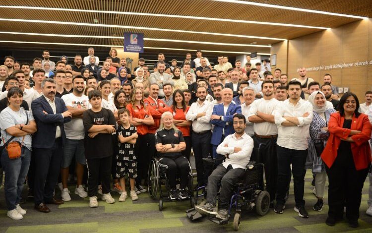 Bakan Kacır Bursa’da uyumayan kütüphanede gençlerle buluştu