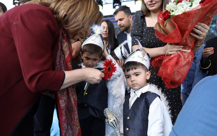Gaziantep’te bin 27 çocuk erkekliğe ilk adımı attı… Çeyrek altın ve bisikletleri kaptı Gaziantep’te bin 27 çocuk erkekliğe ilk adımı attı… Çeyrek altın ve bisikletleri kaptı