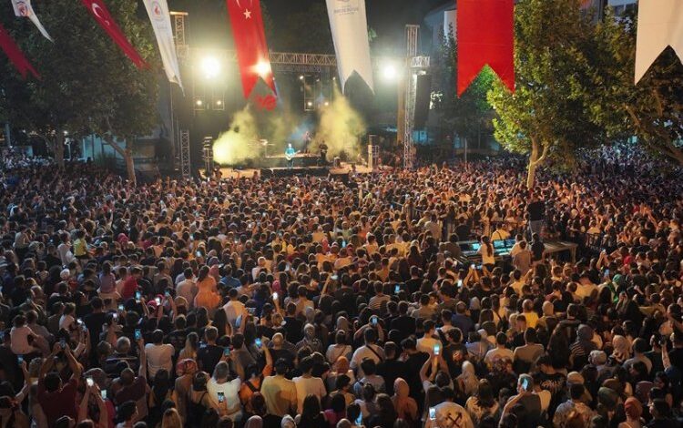 Emre Aydın’dan Zafer şarkıları Emre Aydın’dan Zafer şarkıları