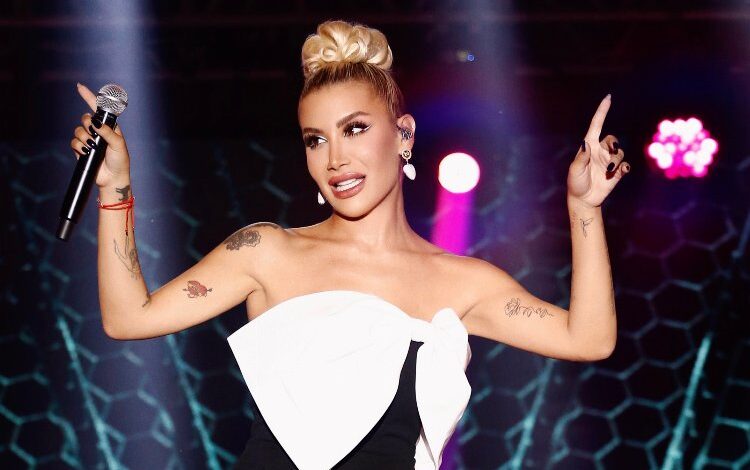 Sevgilisi konserine gelemedi, şampanya gönderdi