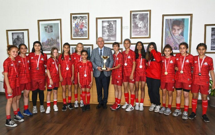 Kupalarıyla Başkan Selvitopu’nu ziyaret ettiler