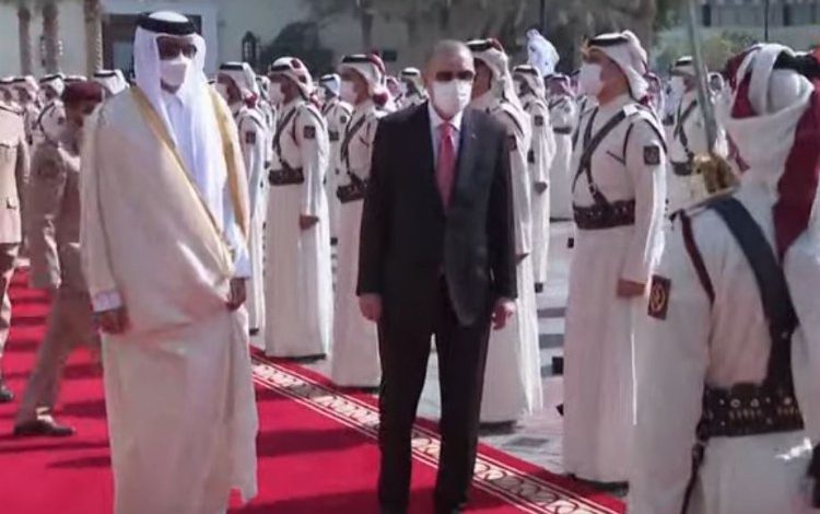 Katar’da Erdoğan resmi törenle karşılandı Katar’da Erdoğan resmi törenle karşılandı