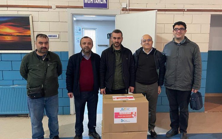 Kocaeli İzmit’te gençler kıyafet dağıttı Kocaeli İzmit’te gençler kıyafet dağıttı