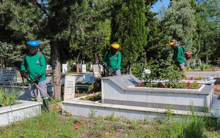 Mezarlıklarda bayramı mesaisi Mezarlıklarda bayramı mesaisi