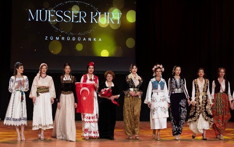 Ünlü tasarımcıdan ‘Zümrüdü Anka’ defilesi Ünlü tasarımcıdan ‘Zümrüdü Anka’ defilesi