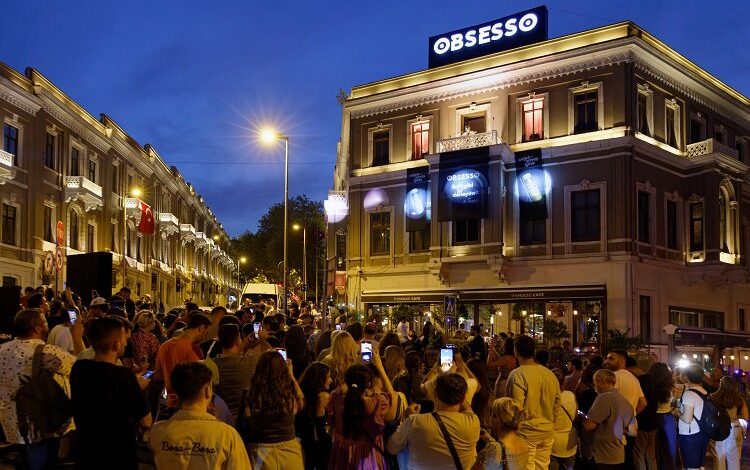Harun Tekin’den sürpriz mini konser