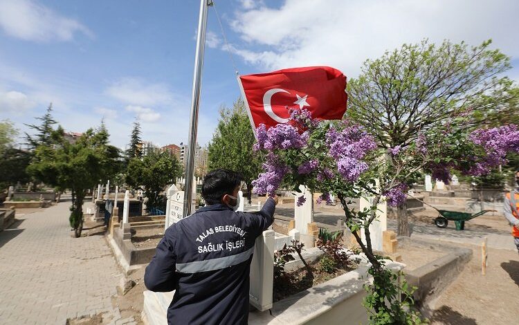 Kayseri Talas mezarlıklarında bayram temizliği