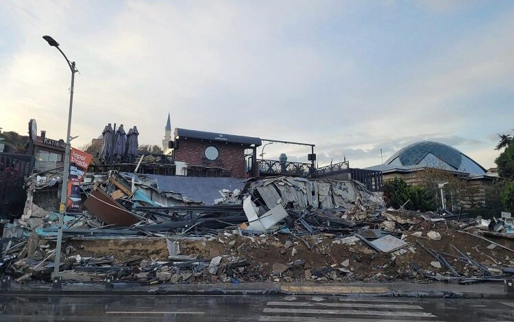 Üsküdar sahilinde kaçak bina yıkıldı Üsküdar sahilinde kaçak bina yıkıldı
