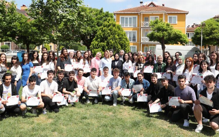 İzmit’te akademi mezunları üniversiteli oldu İzmit’te akademi mezunları üniversiteli oldu