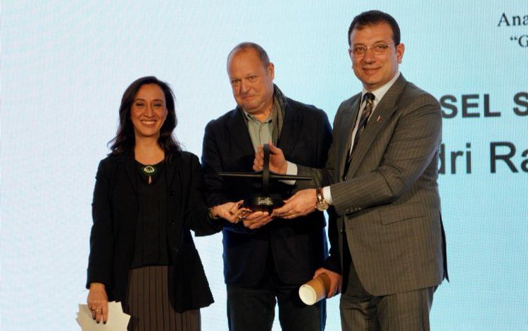 İmamoğlu: “Sanatçıların ışık olduğu yerde umutsuzluk olmaz”