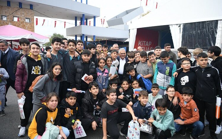 Kayseri Kitap Fuarı’na Memduh Büyükkılıç daması Kayseri Kitap Fuarı’na Memduh Büyükkılıç daması