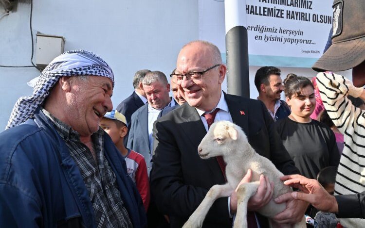 Manisa Saruhanlı’da Başkan Ergün’e sevgi seli.. Kuzu hediye edildi
