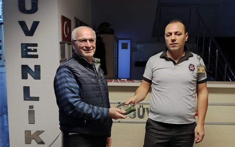 Para dolu cüzdan sahibine teslim edildi