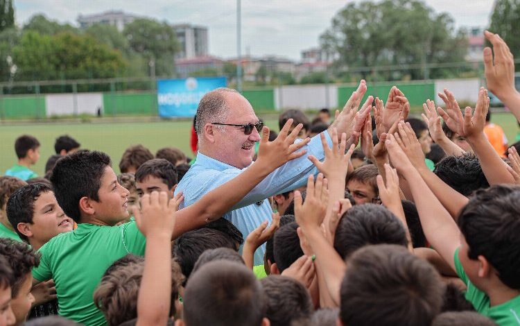 Çocuklar Sivas’ta top başı yaptı Çocuklar Sivas’ta top başı yaptı