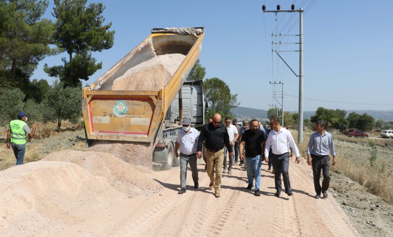 Manisa Gördes’te 30 kilometrelik yolda temel serme çalışması Manisa Gördes’te 30 kilometrelik yolda temel serme çalışması