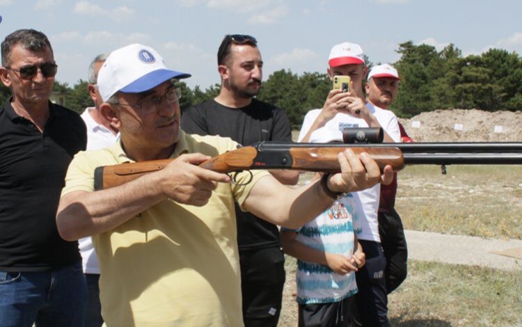 Başkan Işık Kütahya’da atış yarışmalarına katıldı Başkan Işık Kütahya’da atış yarışmalarına katıldı