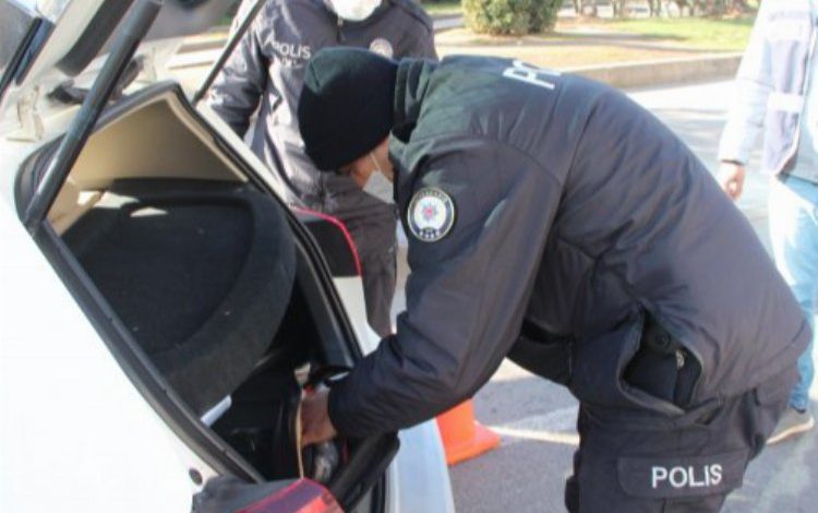 Şüphe üzerine durdurulan araçlardan uyuşturucu çıktı Şüphe üzerine durdurulan araçlardan uyuşturucu çıktı