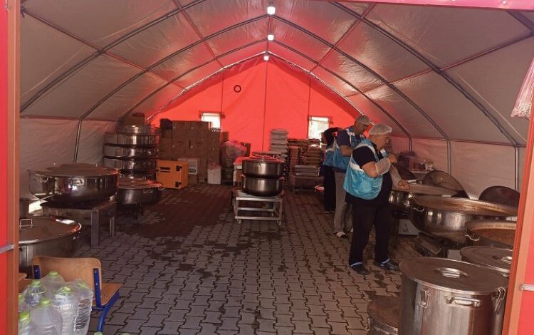 Manisa’da kazanlar 3 bin depremzede için kaynıyor