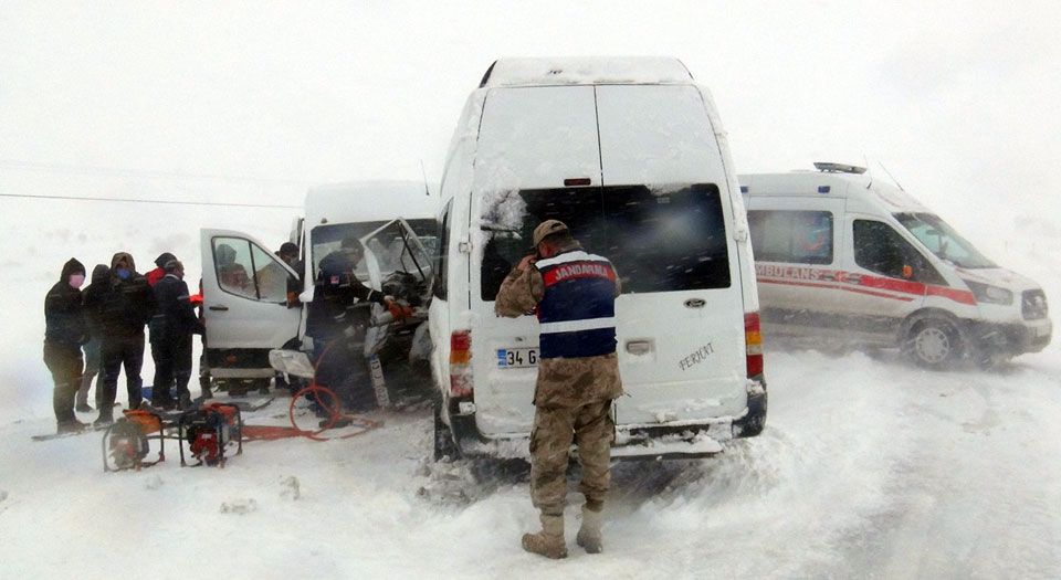 Bitlis’te trafik kazası: 17 yaralı Bitlis’te trafik kazası: 17 yaralı