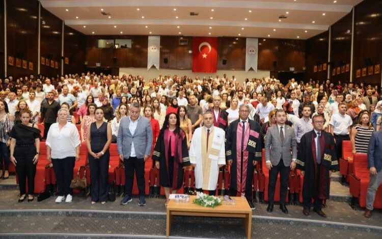 ERÜ Eczacılık Fakültesi yeni mezunlarını verdi ERÜ Eczacılık Fakültesi yeni mezunlarını verdi