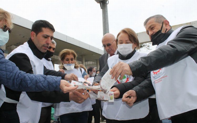 İzmir’de emeklilerden zam isyanı: Sokağa indiler, faturaları yaktılar İzmir’de emeklilerden zam isyanı: Sokağa indiler, faturaları yaktılar