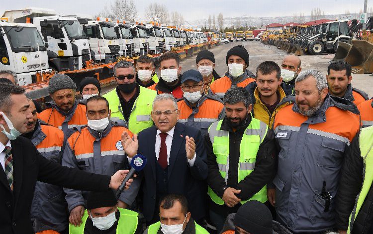 Kayseri’de kar ekibine tatlı moral Kayseri’de kar ekibine tatlı moral