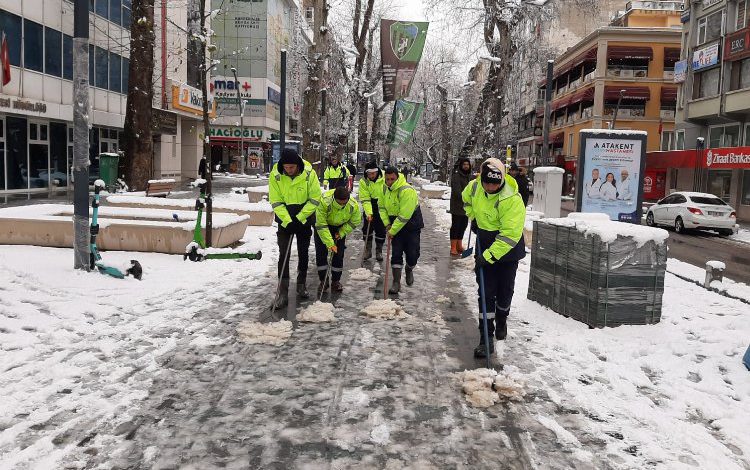 Kocaeli’de ‘Park ve Bahçeler’de kar seferberliği
