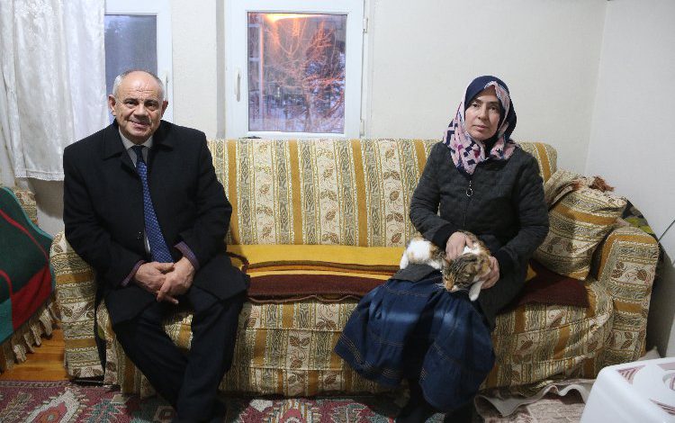 Kayseri Yahyalı’da kısıtlı imkanları ile sokak kedilerini aç bırakmıyor Kayseri Yahyalı’da kısıtlı imkanları ile sokak kedilerini aç bırakmıyor