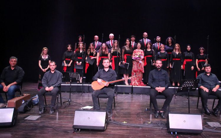 Kocaeli’de Büyükşehir THM Korosu’ndan türkü ziyafeti Kocaeli’de Büyükşehir THM Korosu’ndan türkü ziyafeti