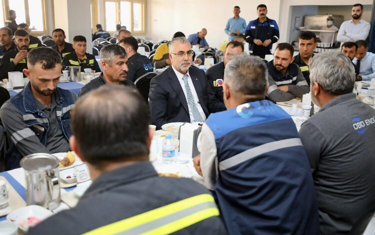 Bakan Işıkhan, Mardin’de işçilerle yemek yedi Bakan Işıkhan, Mardin’de işçilerle yemek yedi